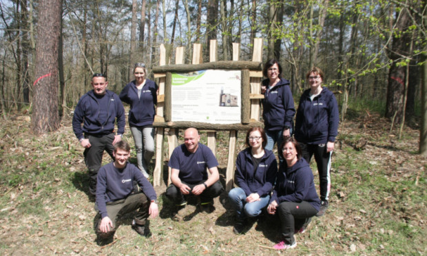 Die Chemiepark-MitarbeiterInnen vor der selbst errichteten Schautafel zur Schwemsaler Pechhütte (C) Naturpark Dübener Heide