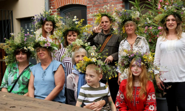 Die selbst geflochtenen Blumenkränze sind ein echter Hingucker (C) Olga Atamaniuk