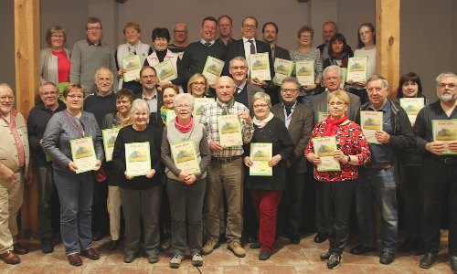 Heide-Aktionäre posieren am 6. März 2020 auf der Aktionärsversammlung des Vereins Dübener Heide e.V. in der Gutsscheune in Schwemsal. (C) Verein Dübener Heide e.V.