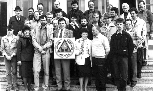 1990: Gründungsmitglieder posieren für das erste Gruppenfoto des neu gegründeten Vereins Dübener Heide e.V.