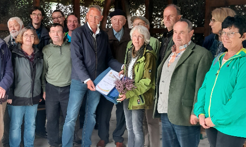 Alexander Schütz (li.) vom Verlagshaus Heide-Druck übergibt den Heidepreis an Renate Klausnitzer (C) VDH