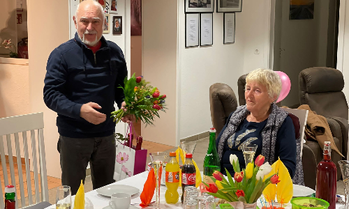 Karl-Heinz Martin vom IG Natur und Umwelt Bergwitz e.V. gratuliert Zirkelleiterin Rosemarie Sitter zum Jubiläum