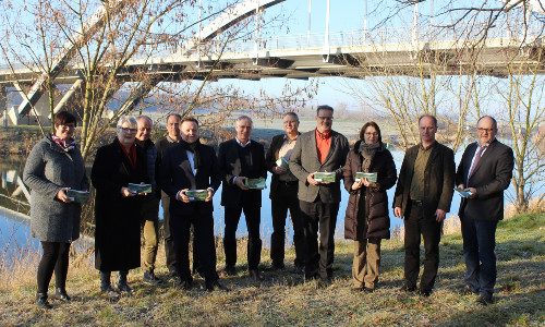 Vertreter der Naturparke in Sachsen-Anhalt, Mitarbeiter des Ministeriums für Umwelt, Landwirtschaft und Energie, Mitarbeiter des Landesverwaltungsamtes sowie Staatsekretär Klaus Rehda mit der neuen Broschüre
