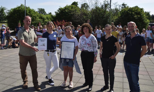 Axel Mitzka vom Naturpark | Verein Dübener Heide e.V. überreicht der frisch gebackenen Naturpark-Schule die offizielle Urkunde (C) Bärbel Schumann