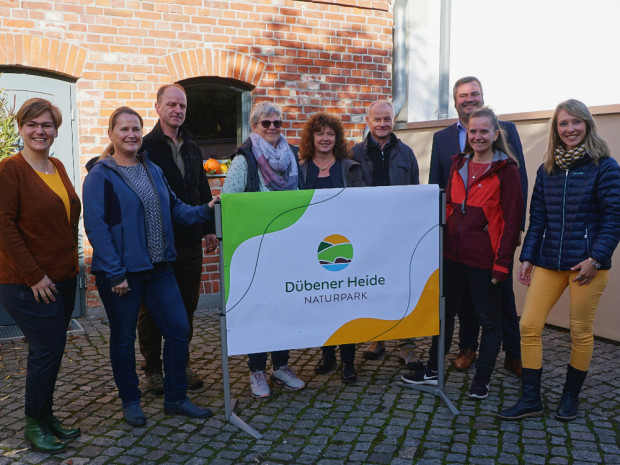 Die Mitglieder der Projektsteuerungsgruppe „Standortmarketing Dübener Heide“ präsentieren das neue Naturpark-Logo © Naturpark Dübener Heide
