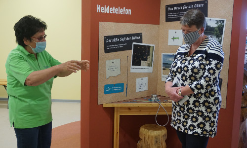 Heidrun Weise, Leiterin Waldhaus am Bergwitzsee, erläutert Umweltministerin Claudia Dalbert einen Teil der Ausstellung (C) VDH