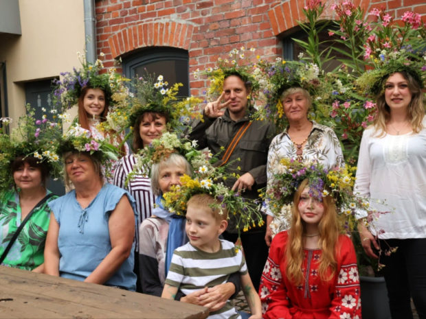 Selbstgeflochtene Blumenkränze sind Tradition beim Mittsommerfest (C) Olga Atamaniuk