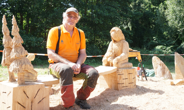 Torben Möller aus Dänemark arbeitete zwei Tage an seinem Werk "Der Sitzende" (C) Naturpark Dübener Heide