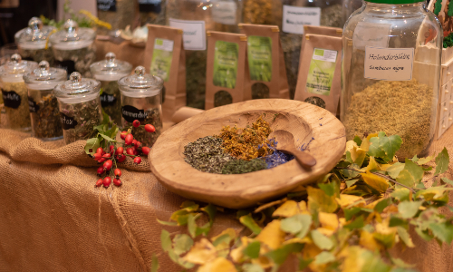 Präsentation des Tee-Angebotes der Kräuter-Manufaktur Brückmühle beim Wettbewerb "Augenlust & Gaumenfreude" im Oktober 2020 (C) ABISZET Wittenberg
