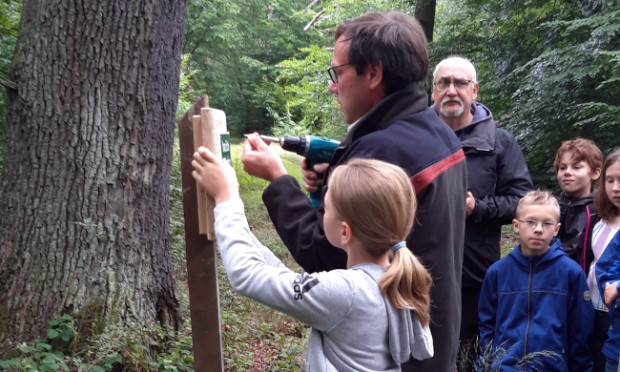 Yara hilft beim Anbringen ihres Schildes (C) Naturoark Dübener Heide