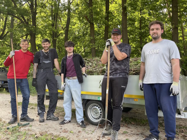 mibe-Mitarbeitende rückten dem invasiven Staudenknöterich zu Leibe (C) Claudia Evers