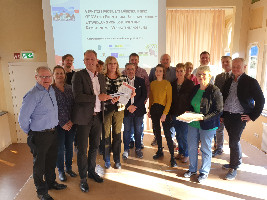 Die am Projekt beteiligten Akteure posieren für ein gemeinsames Gruppenfoto bei der Übergabe des fertigen Projektes „Vernetzte Mobilität Dübener Heide“ (C) VDH