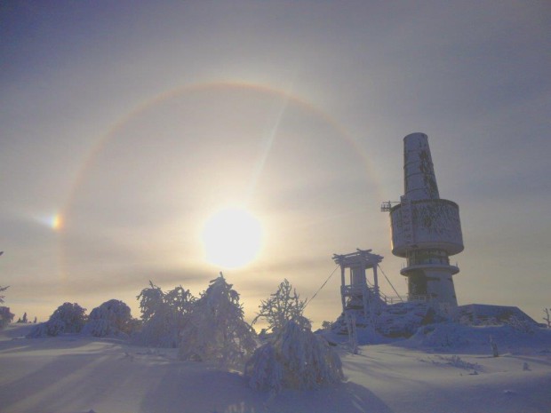 Aussichtsplattform „Backöfele“ und der ehemalige militärisch genutzte Abhörturm auf dem Schneeberg, umgeben von der seltenen Eiscorona am frostigen Winterhimmel.