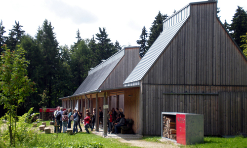 Das Waldhaus Mehlmeisel bietet als modernes Infozentrum Erlebnisse und Entdeckungen mit allen Sinnen über den Wald, den Rohstoff Holz und die Wildtiere im Naturpark Fichtelgebirge.