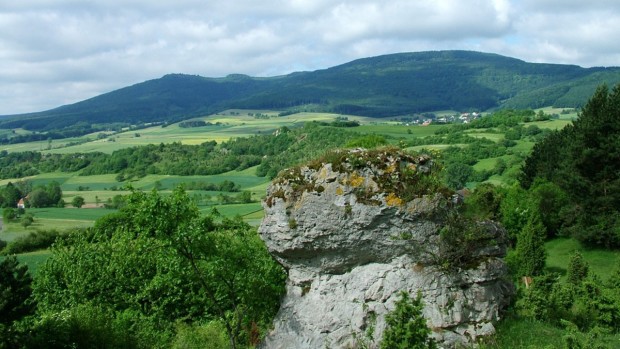 Blick zum Meissner mit Stein c Geo Naturpark Frau Holle Land1 620x349 Hoher Meißner wird Nationaler Geotop