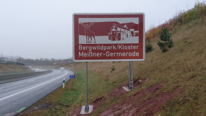 Touristische Unterrichtungstafel für den Bergwildpark Meißner und das Kloster Germerode auf der A 44 (c) Die Autobahn GmbH des Bundes