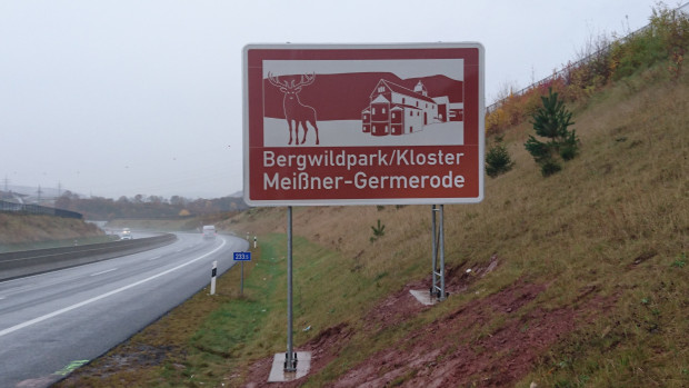 Touristische Unterrichtungstafel für den Bergwildpark Meißner und das Kloster Germerode auf der A 44