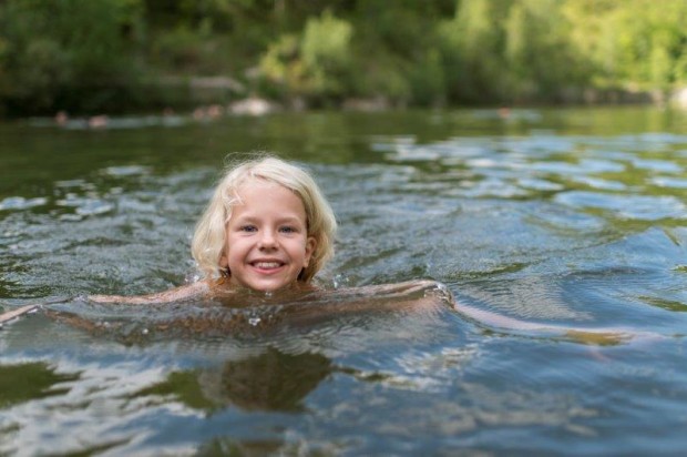 Grüner See schwimmendes Mädchen nahCPaavo Blofield 620x412 Sommerferien auf Balkonien?