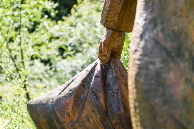 Detail der Holzskulptur am Frau-Holle-Teich (c) Paavo Blofield