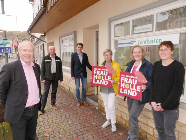 Stellten das neue Tourismuskonzept für Großalmrode vor: Tourismusdezernent Dr. Rainer Wallmann (von links), Geschäftsführer Marco Lenarduzzi,  Bürgermeister Finn Thomsen, Gundula Klinge, Stadtmitarbeiterin für Tourismus- und Kulturaufgaben, Claudia Krabbes vom Geo-Naturpark Frau-Holle-Land und Projektmitarbeiterin Charlotte Graulich.