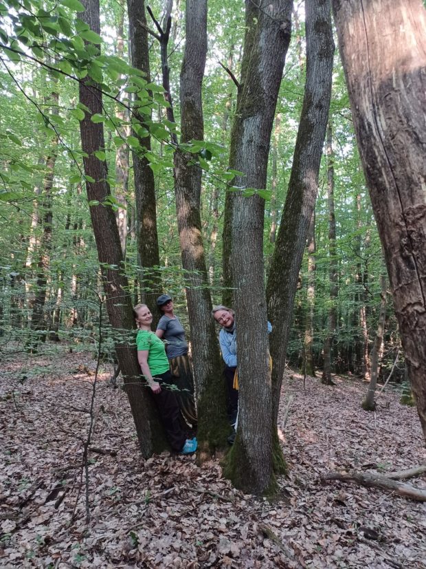 Angelehnt an einen Baum sind: Julia Friedrich, Charlotte Döhle und Bettina Wettengel (c) Anita Schösser