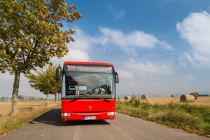 roter Bus des NVV mit Landschaft (C) Nordhessischer VerkehrsVerbund
