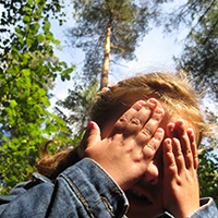 Naturpark Habichtswald Pixelio Michael Horn Mädchen im Wald Den Wald mit allen Sinnen erleben