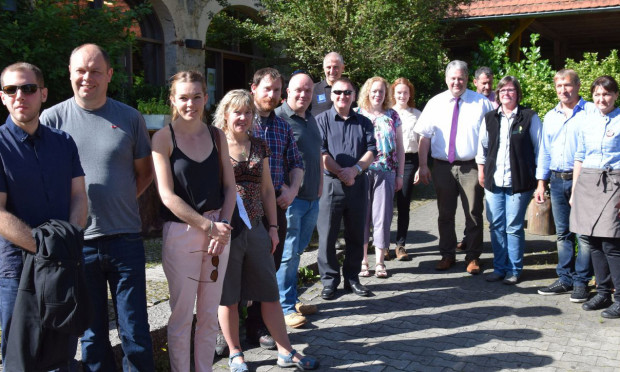 Landrat Resinger begrüßt den Besuch aus Schottland in Hohenburg (c) Landkreis Amberg-Sulzbach