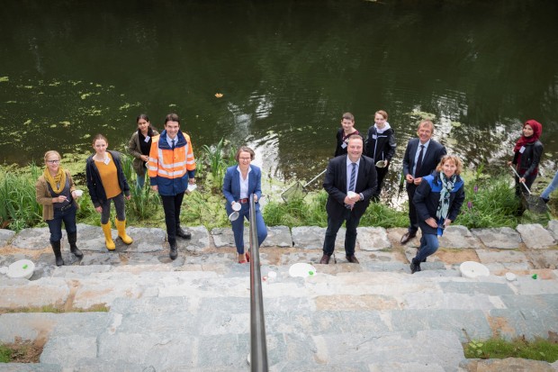 Eröffnung Blaues Klassenzimmer Jannis Reichard EGLV 620x413 Eröffnung Blaues Klassenzimmer Jannis Reichard EGLV 620x413 Kescher raus und Lupe gezückt – jetzt gibt’s Unterricht am Wasser im Naturpark Hohe Mark