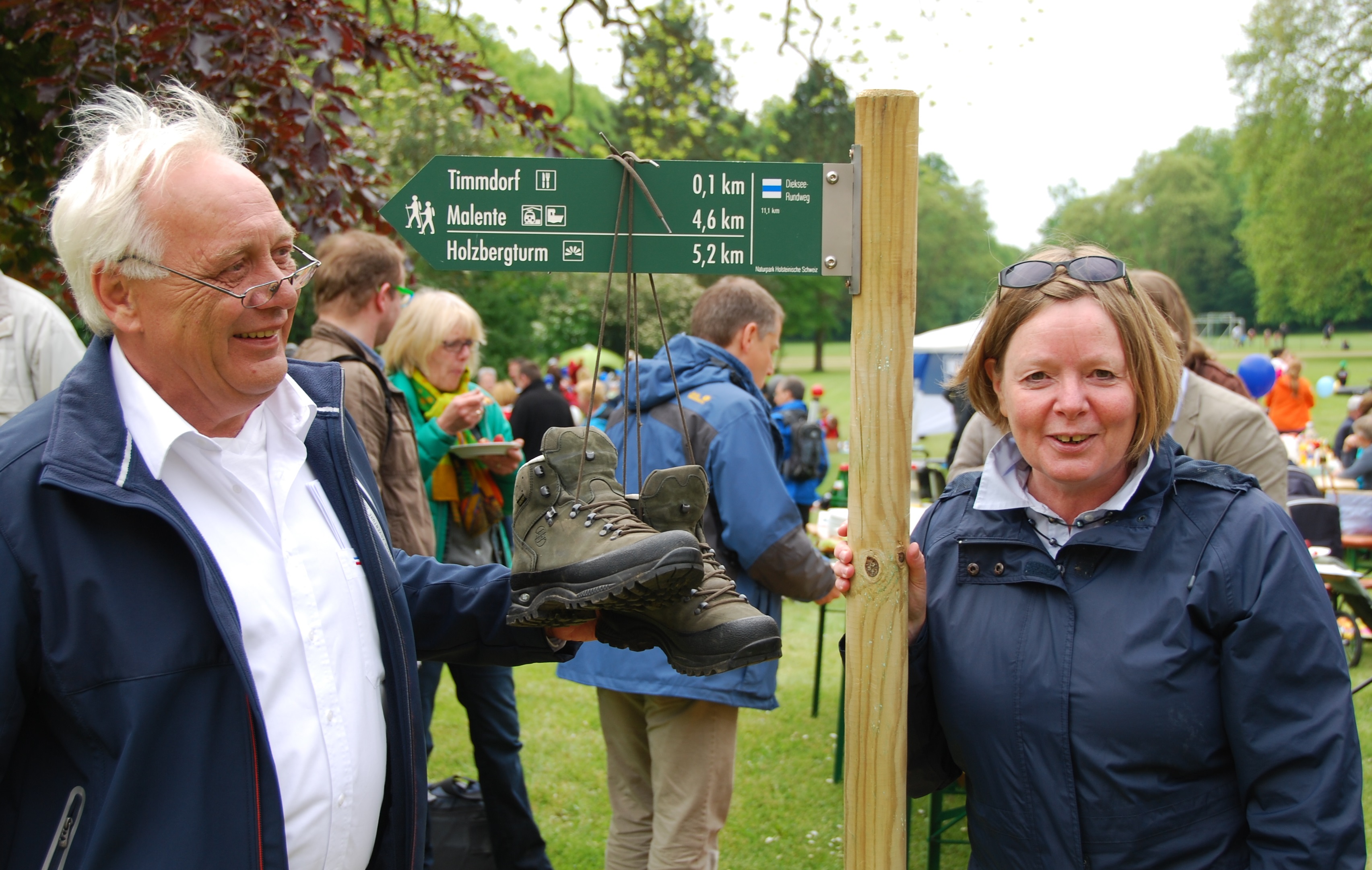 Die Naturpark-Botschafter und MdL, Peter Sönnichsen und Marlies Fritzen, bei der Eröffnungsfeier im Schlosspark