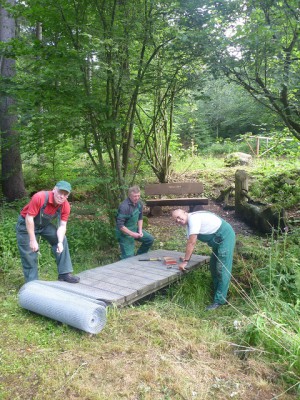 Mitarbeiter des Naturparks Münen beim Bau eines Steges (c) Sibylle Susat