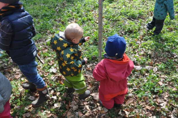 Die Jüngsten 620x412 Kita Kinder pflanzen Bäume im Dobbertiner Klosterpark