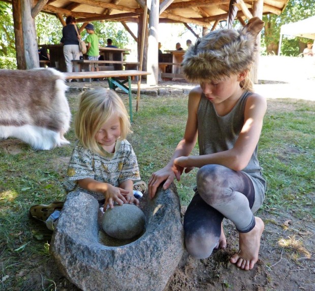 Mahlen mit der Trogmühle_1