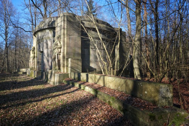 Mausoleum2