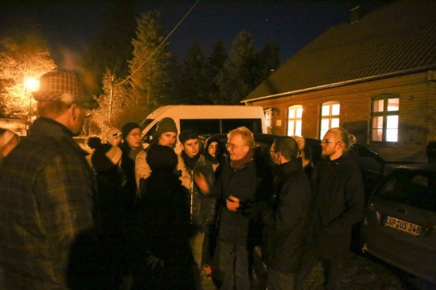 Prof. Römhild mit Studenten in Wooster Teerofen