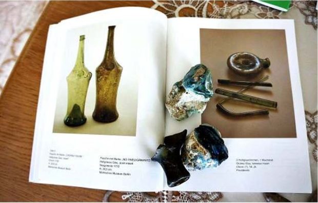 Waldglasfotos und Erinnerungsstücke, die an alten Glashütten-Standorten gefunden wurden.