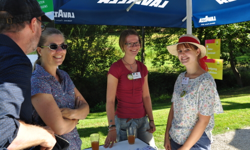 Lara Remler und Svenja Kimpel im Einsatz beim Parlamentarischen Abend auf der Landesgartenschau in Bad Schwalbach ©naturpark-rhein-taunus