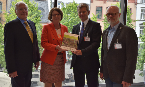 Leitfaden 1094Uebergabe Newsletter Leitfaden 1094Uebergabe Newsletter Ein Leitfaden für den Waldnaturschutz – Übergabe des Praxishandbuchs an Umweltministerin Priska Hinz