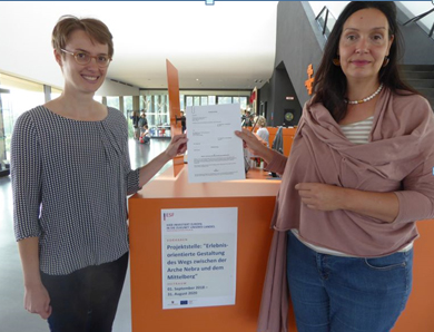 Übergabe des Arbeitsvertrages durch Arche-Nebra-Geschäftsführerin Bettina Pfaff. Foto: Arche Nebra, M. W.
