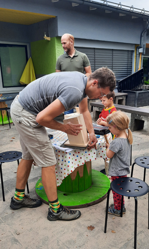 Ran an Akkuschrauber und Hammer - sichtlich viel Freude hatten alle beim Zusammenbau der Nistkästen (Foto: Naturpark Sauerland Rothaargebirge e.V. | Christina Ermert)