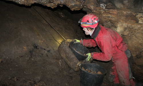 Der Schleifkanister mit befülltem Eimer wird per Seil zum Höhleneingang gezogen Der Schleifkanister mit befülltem Eimer wird per Seil zum Höhleneingang gezogen „Müllhöhle“ der Heinrichshöhle in Hemer gesäubert