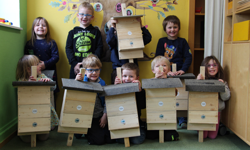 Eine Woche lang stand in der Kita Blauland das Thema "Fledermäuse" im Fokus - stolz präsentieren die Kids die zusammengebauten Fledermauskästen (Foto: Naturpark Sauerland Rothaargebirge e.V. | Christina Ermert)