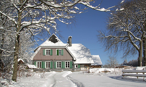 Das Forsthaus Hohenroth verzaubert nicht nur im Winter durch seine idyllische Lage (Foto: )