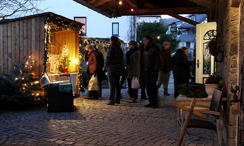 Der Weihnachtsmarkt in Wallen lädt zum bummeln ein (Foto: TuS Wallenstein e.V.)