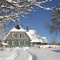 Das Forsthaus Hohenroth verzaubert nicht nur  im Winter durch seine idyllische Lage (Foto: NPSR)