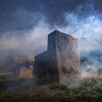 Das Freistuhldenkmal in der Landschaft, ein Seelenort, war eine der vier Stationen, an denen die Teilnehmerinnen und Teilnehmer inne halten konnten (Foto: Sommerlight-Shooting | Sauerland Wanderdörfer | Klaus-Peter Kappest)