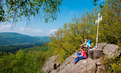 Grandiose Ausblicke vom Rinsleyfelsen eröffnen sich dem Wanderer cTAG Lennestadt und Kirchhhundem Foto Klaus Peter Kappest Grandiose Ausblicke vom Rinsleyfelsen eröffnen sich dem Wanderer cTAG Lennestadt und Kirchhhundem Foto Klaus Peter Kappest 19. September: Von Riesen, Wallburgen, Fürsten und Handelswegen