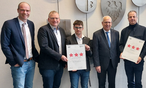 Große Freude bei den Verantwortlichen über die Verleihung der dritten Sterne (v.l.n.r. Frank Linnekugel, Regionalentwicklung HSK|Geschäftsführer Wirtschaftsförderung HSK - Detlef Lins, Geschäftsführer Naturpark Sauerland Rothaargebirge e.V. - Benedikt Wrede, Geschäftsführer Naturpark Diemelsee - Landrat Dr. Karl Schneider - Dr. Jürgen Fischbach, Geschäftsführer Sauerland-Tourismus e.V. (c) Hochsauerlandkreis)