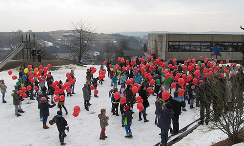 Grundschule Hallenberg feiert die Zertifizierung zur Naturparkschule mit einem Luftballonwettbewerb (Foto: NPSR)