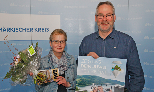 Innen Gewinnübergabe an Frau Karin Schmidt Briloner Waldfee zieht glückliche Gewinner des Juwelensuche Gewinnspiels